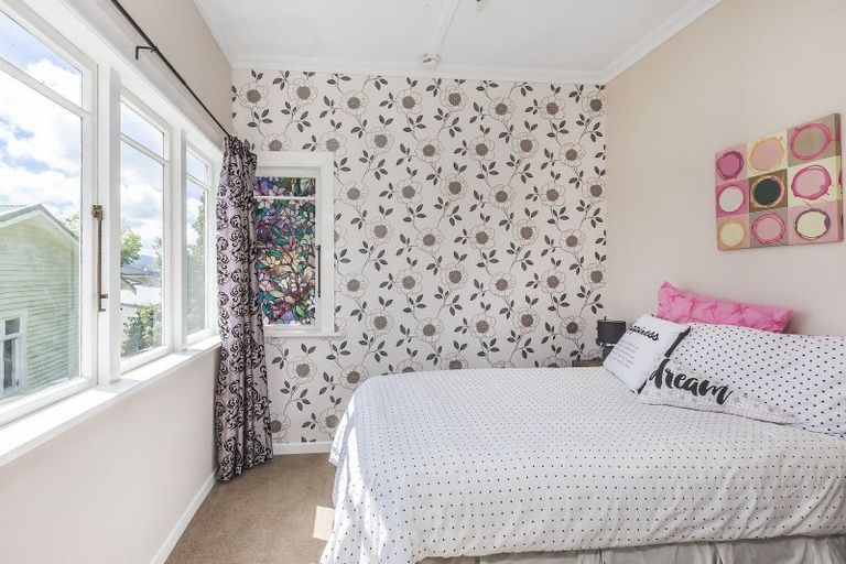 Photo of property in 112 Sutherland Road, Melrose, Wellington, 6023