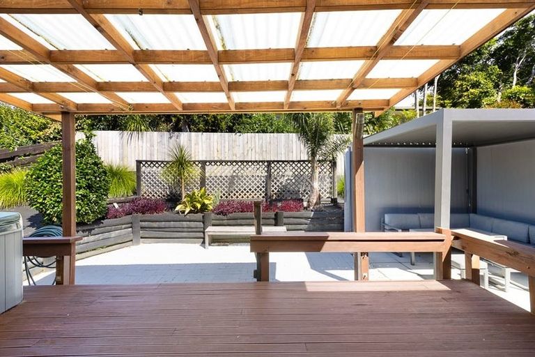 Photo of property in 20 Sandiacre Way, Browns Bay, Auckland, 0630