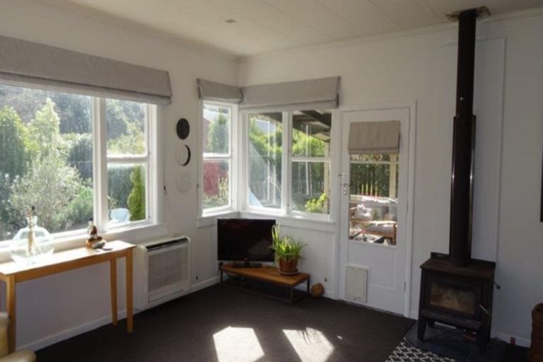 Photo of property in 2 Leicester Street, Picton, 7220