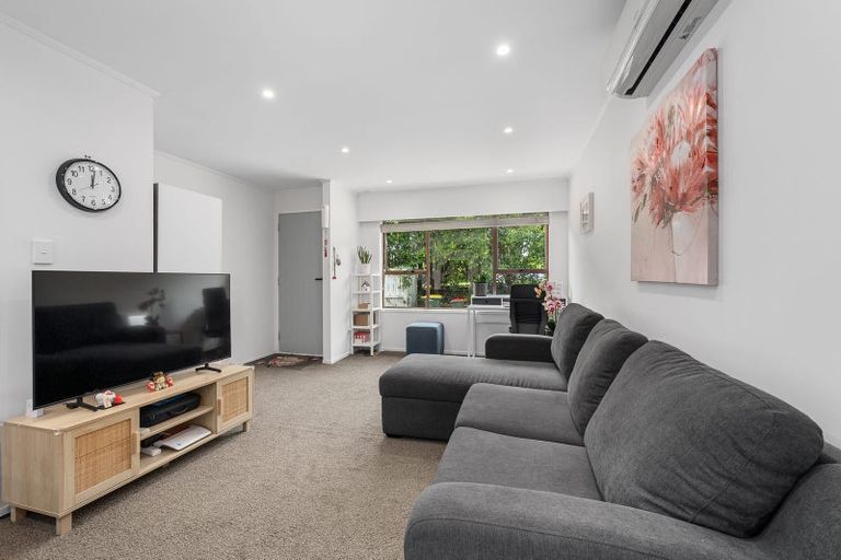 Photo of property in 3/100 Royal Road, Massey, Auckland, 0614