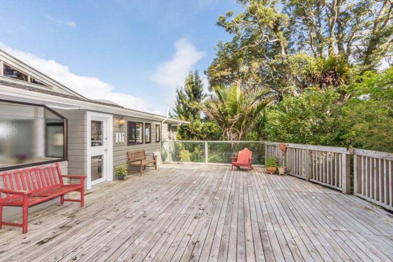 Photo of property in 90 Wood Bay Road, Titirangi, Auckland, 0604