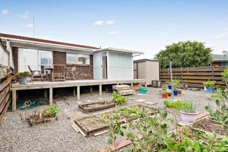 Photo of property in 2/42 Blacklock Avenue, Henderson, Auckland, 0612