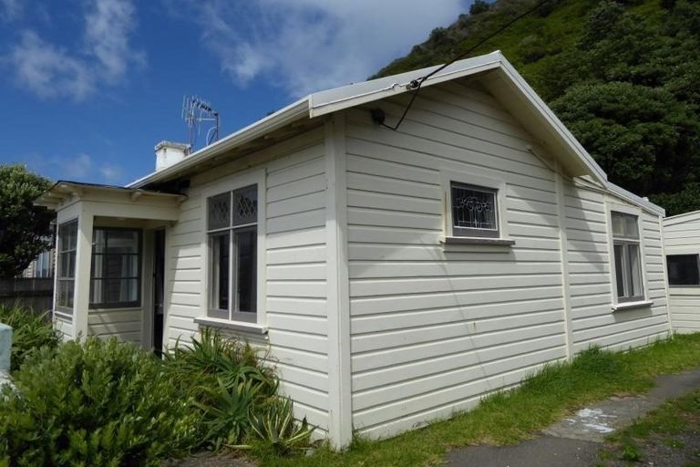 Photo of property in 168 Breaker Bay Road, Breaker Bay, Wellington, 6022