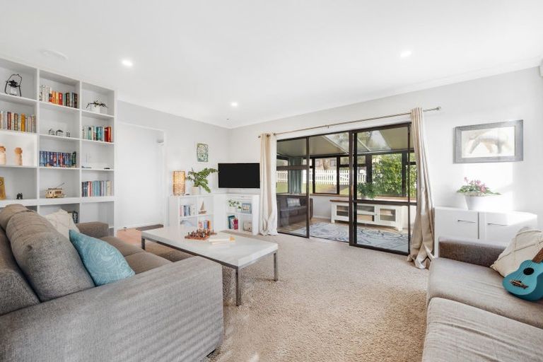 Photo of property in 42 Ennis Avenue, Pakuranga Heights, Auckland, 2010