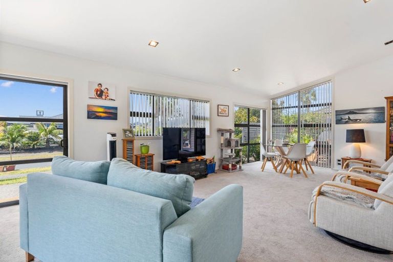 Photo of property in 98 Barbados Way, One Tree Point, 0118