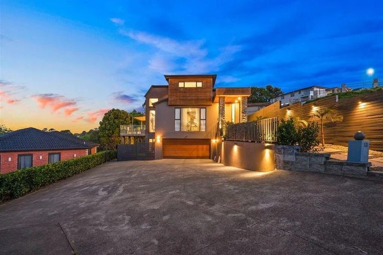 Photo of property in 13 Bartells Drive, Goodwood Heights, Auckland, 2105