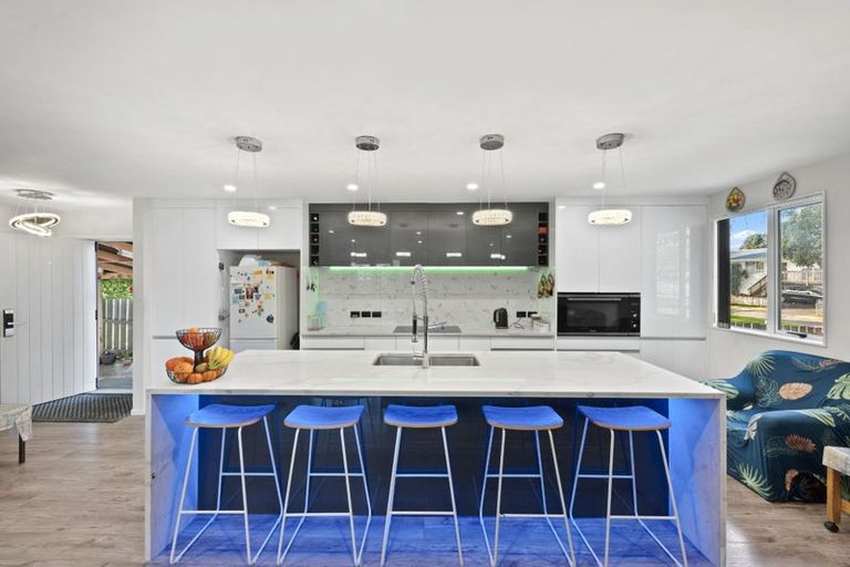 Photo of property in 6 Aden Place, Clendon Park, Auckland, 2103