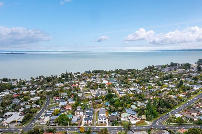 Photo of property in 5/94 Godley Road, Green Bay, Auckland, 0604