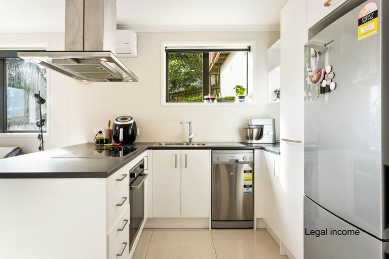 Photo of property in 40 Rising Parade, Fairview Heights, Auckland, 0632