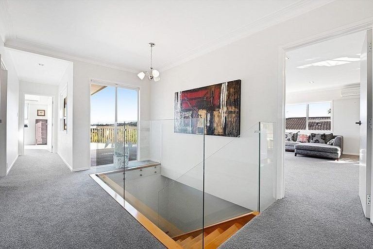 Photo of property in 52 Chelsea View Drive, Chatswood, Auckland, 0626