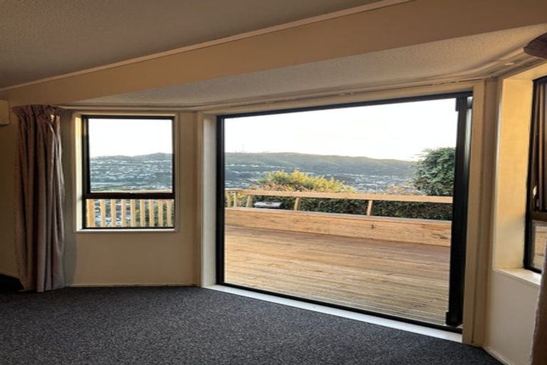 Photo of property in 6 Stroud Way, Newlands, Wellington, 6037