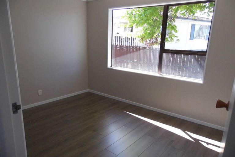 Photo of property in 1 Edgware Road, West Harbour, Auckland, 0618