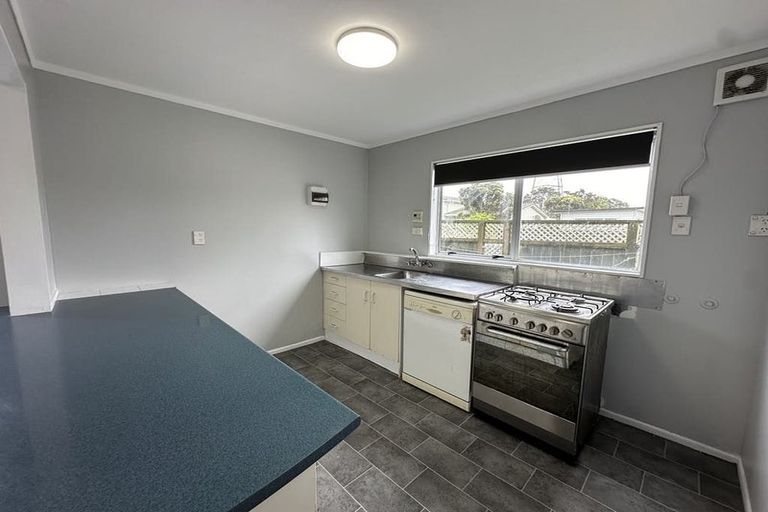 Photo of property in 15 Edgecombe Street, Newlands, Wellington, 6037