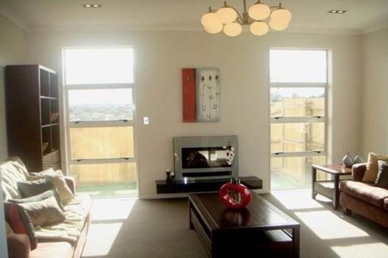 Photo of property in 9 Loughros Place, Pinehill, Auckland, 0632