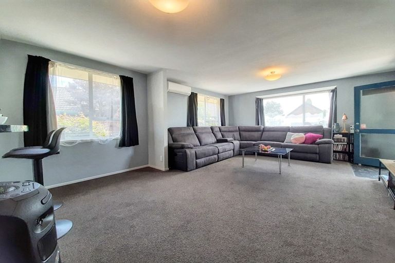 Photo of property in 2/17b Prestons Road, Redwood, Christchurch, 8051