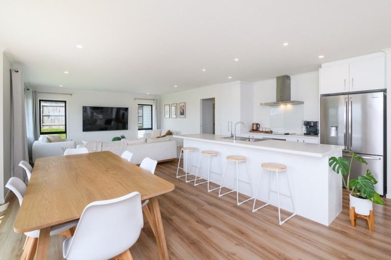 Photo of property in 12 Corsica Court, Fitzherbert, Palmerston North, 4410