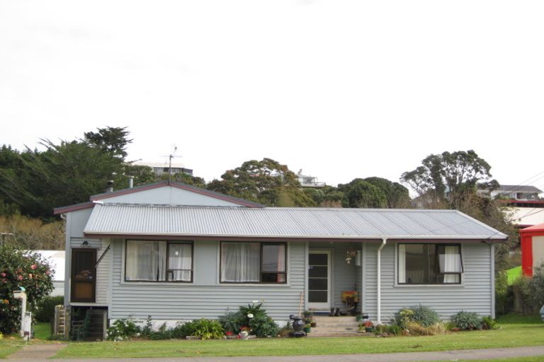 Photo of property in 12 Seaview Road, Marfell, New Plymouth, 4310
