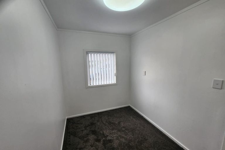 Photo of property in 623 Glenfield Road, Totara Vale, Auckland, 0629