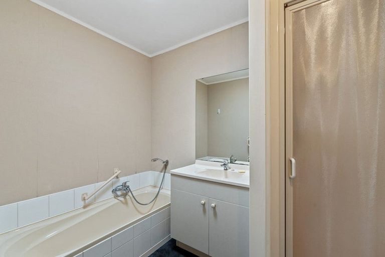 Photo of property in 76 Barbados Drive, Unsworth Heights, Auckland, 0632