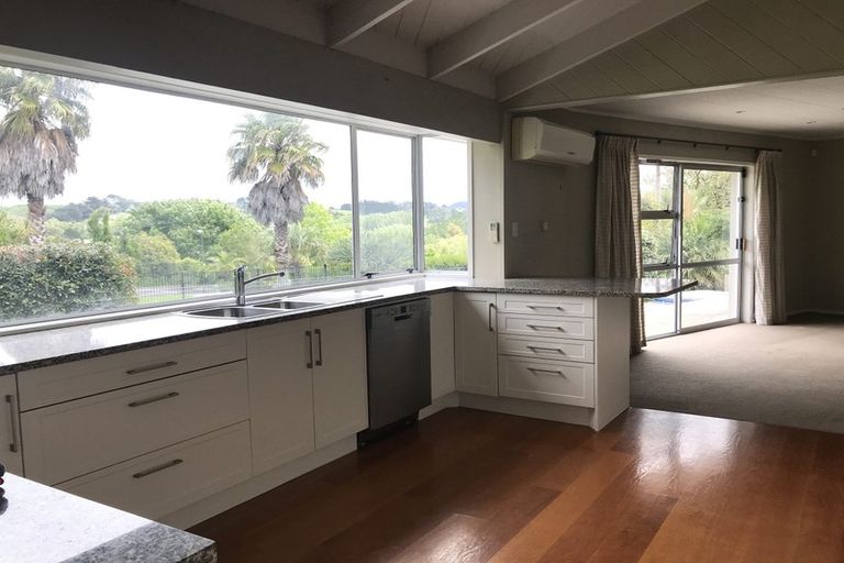 Photo of property in 79 Tawa Road, Kumeu, 0891