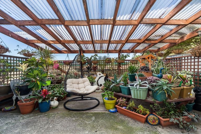 Photo of property in 8 Binsted Road, New Lynn, Auckland, 0600