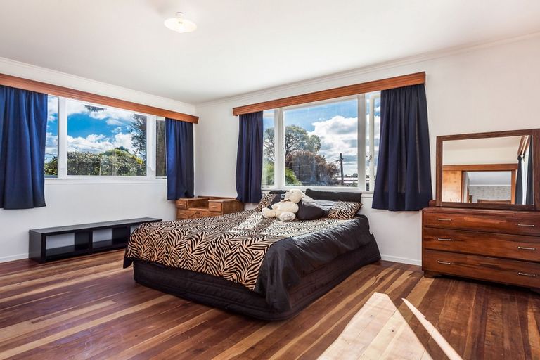 Photo of property in 8 Binsted Road, New Lynn, Auckland, 0600