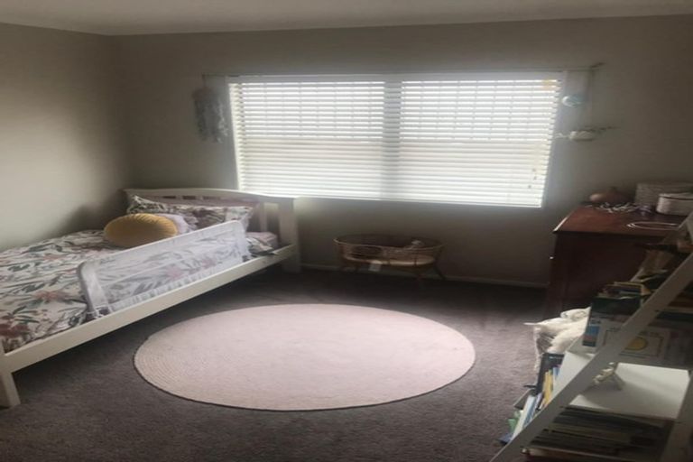 Photo of property in 2/95 Hobsonville Road, West Harbour, Auckland, 0618