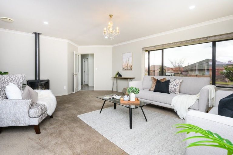 Photo of property in 6 Ron Place, Fitzherbert, Palmerston North, 4410