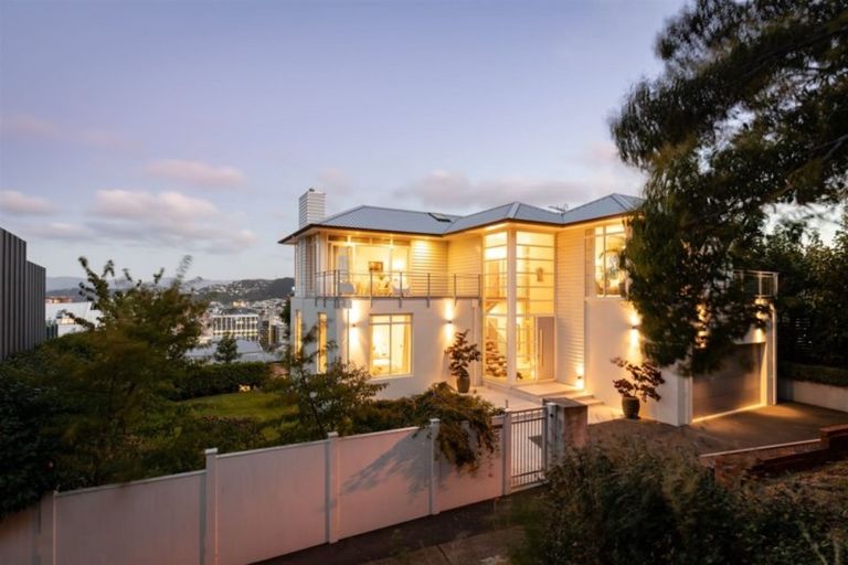 Photo of property in 15 Salmont Place, Kelburn, Wellington, 6012