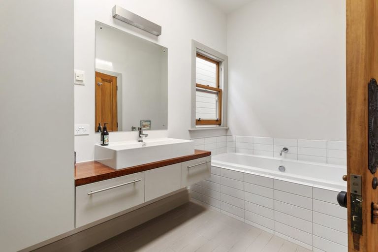 Photo of property in 43 Grove Road, Kelburn, Wellington, 6012