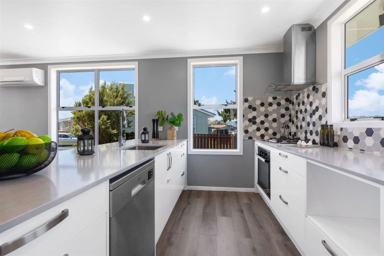 Photo of property in 31 Whanga Crescent, Titahi Bay, Porirua, 5022