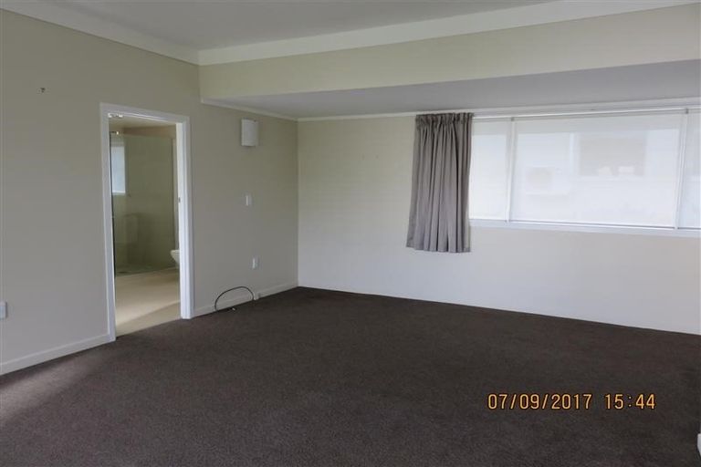 Photo of property in 2/46 Gulf View Road, Murrays Bay, Auckland, 0630