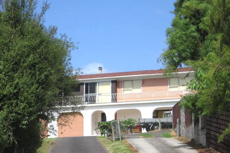 Photo of property in 8 Temuri Place, Glendene, Auckland, 0602