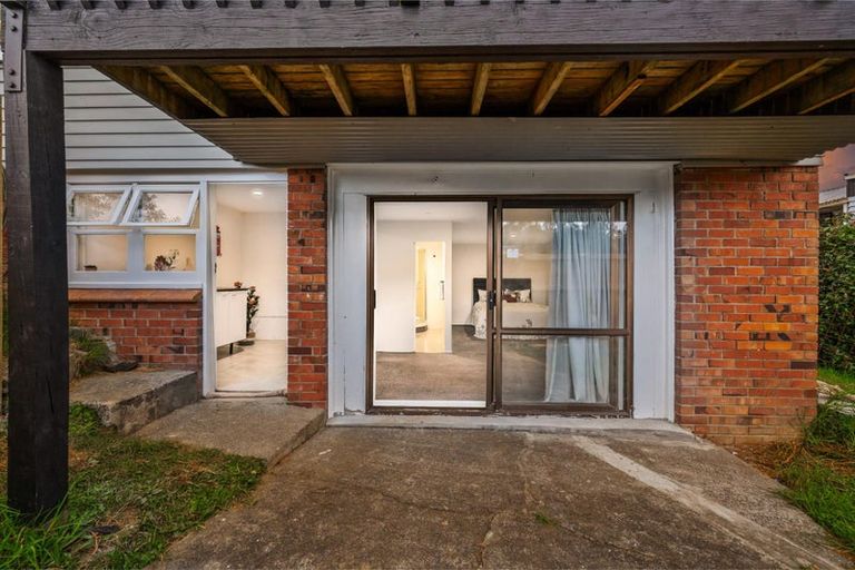 Photo of property in 2 Lowtherhurst Road, Massey, Auckland, 0614