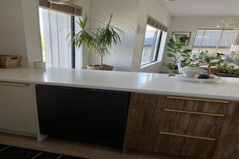 Photo of property in 41a Peach Road, Glenfield, Auckland, 0629