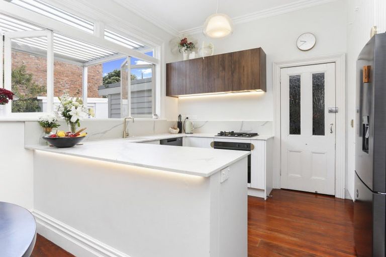 Photo of property in 2 Kawerau Avenue, Devonport, Auckland, 0624