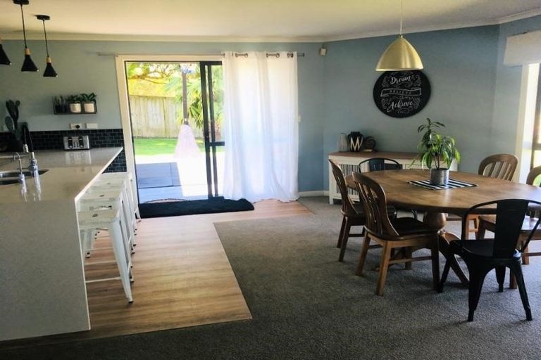 Photo of property in 463 Waitakere Road, Taupaki, Henderson, 0782