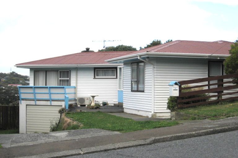 Photo of property in 9 Cotswold Crescent, Newlands, Wellington, 6037