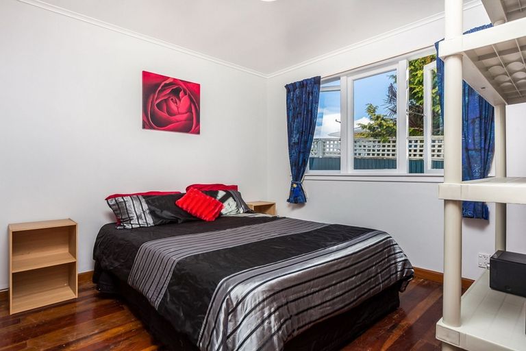Photo of property in 8 Binsted Road, New Lynn, Auckland, 0600