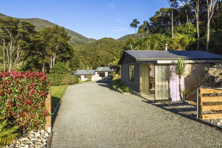 Photo of property in 6 Kaimiko Place, Okiwi Bay, 7193