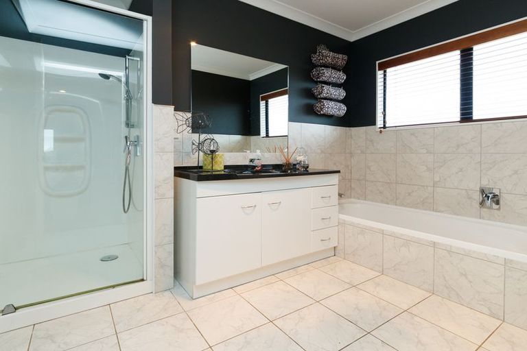 Photo of property in 187 Ruapehu Drive, Fitzherbert, Palmerston North, 4410