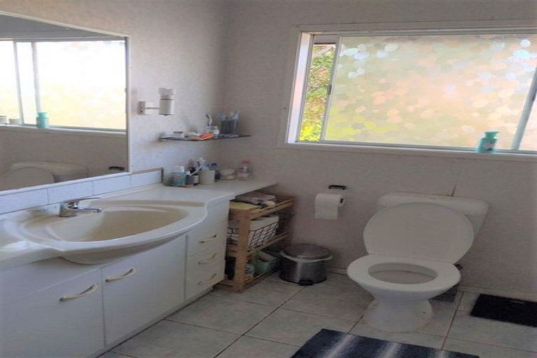 Photo of property in 1 Ravenwood Drive, Forrest Hill, Auckland, 0620