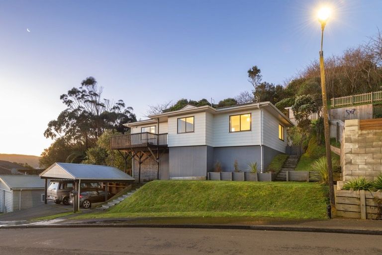 Photo of property in 25 Dominica Crescent, Grenada Village, Wellington, 6037