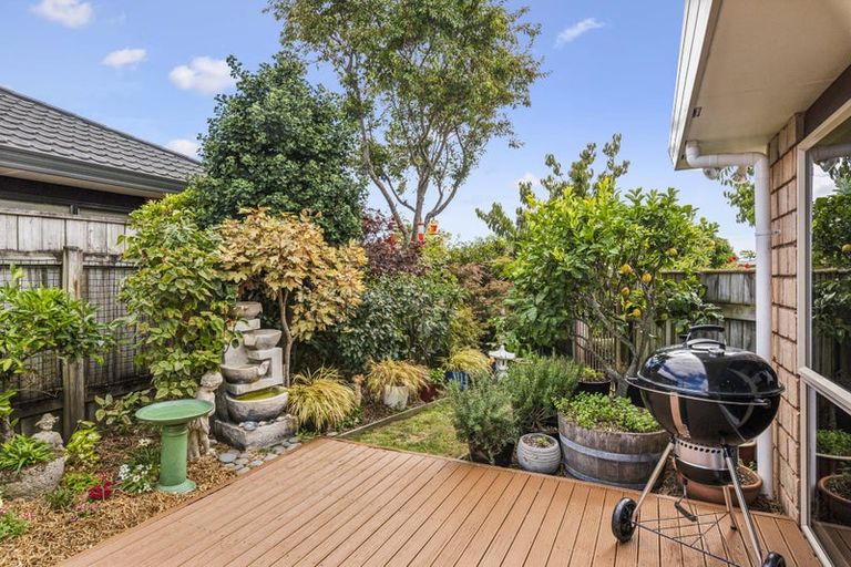 Photo of property in 35 Holcombe Drive, Paraparaumu, 5032