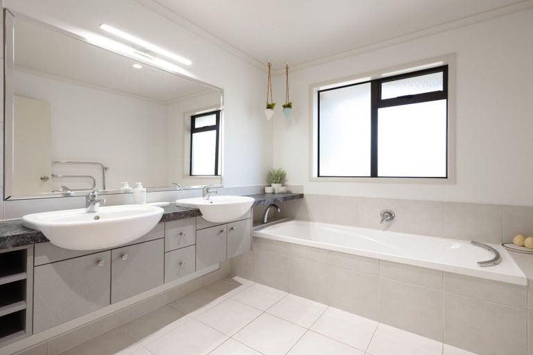 Photo of property in 28 Somerton Drive, Huntington, Hamilton, 3210