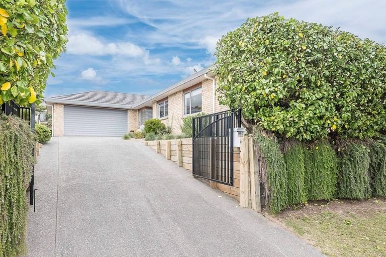 Photo of property in 105 Realm Drive, Paraparaumu, 5032