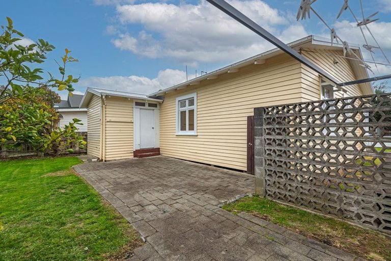 Photo of property in 16 Kowhai Avenue, Takaro, Palmerston North, 4410