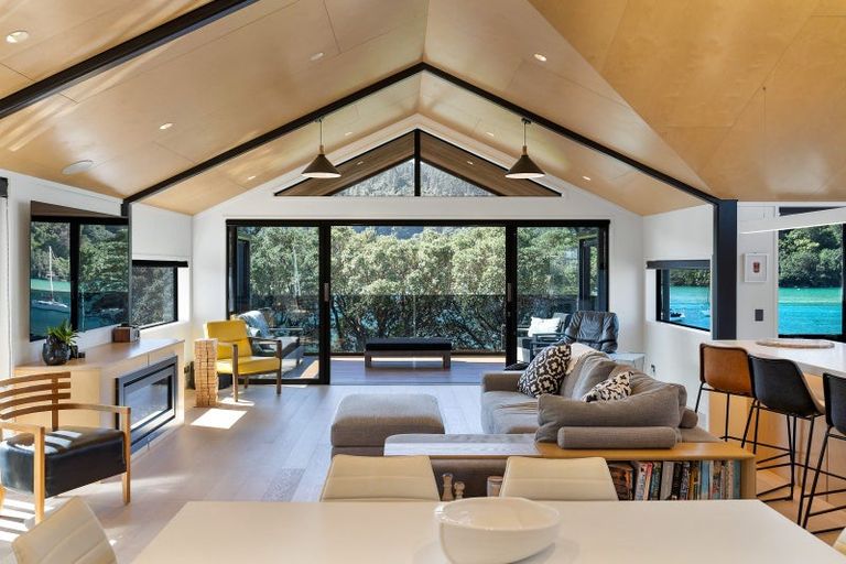 Photo of property in 101 Beach Road, Whangamata, 3620