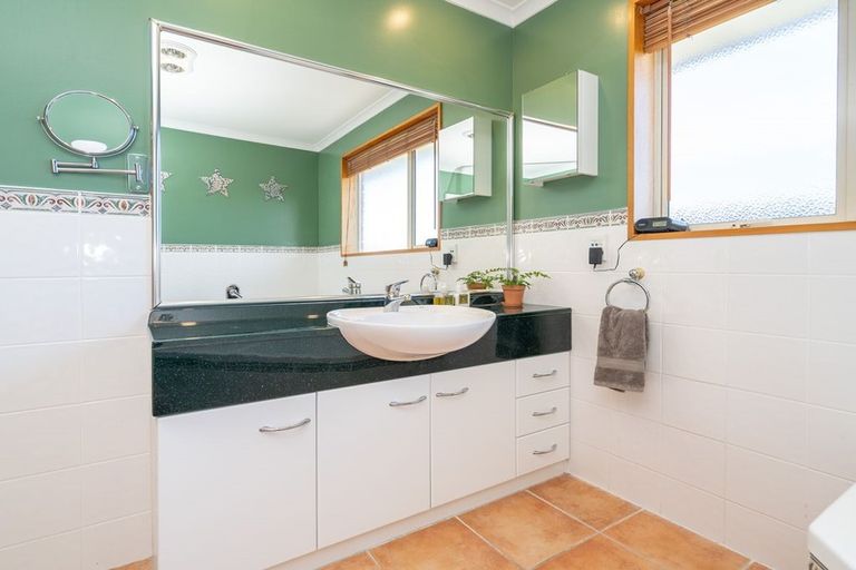 Photo of property in 2 Sunninghurst Drive, Fairfield, Dunedin, 9018