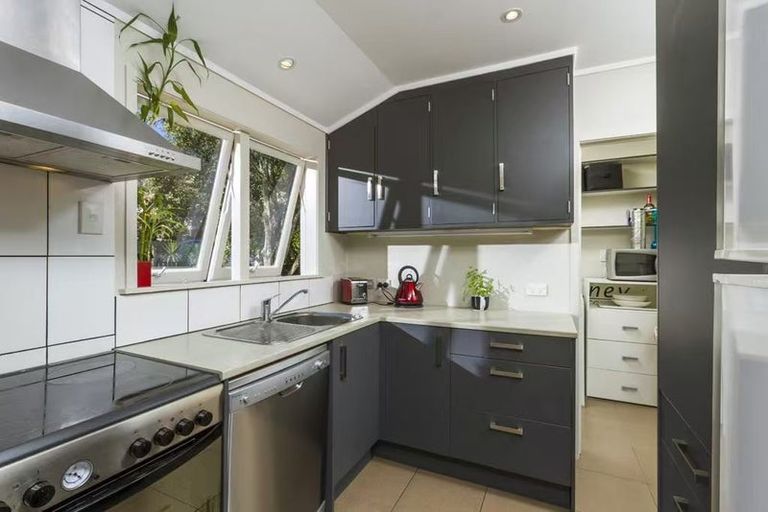 Photo of property in 12 Halberg Street, Glenfield, Auckland, 0629